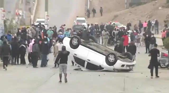 Cientes de personas en VES voltearon carro policial en pleno desalojo.