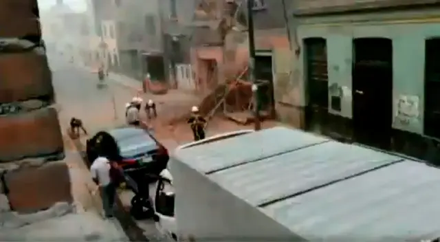 Se desconocen heridos en derrumbe de pared de casona en Cercado de Lima.