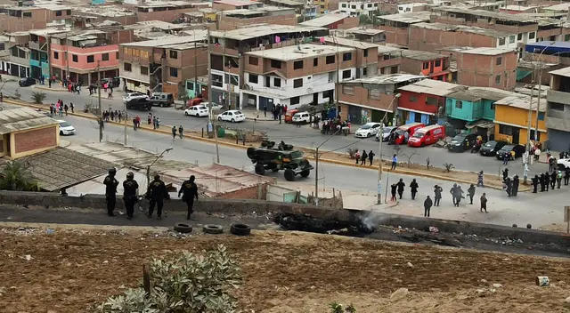 La PNP realizó el desalojo de los invasores de Lomo de Corvina. Tras el operativo se reportaron heridos.