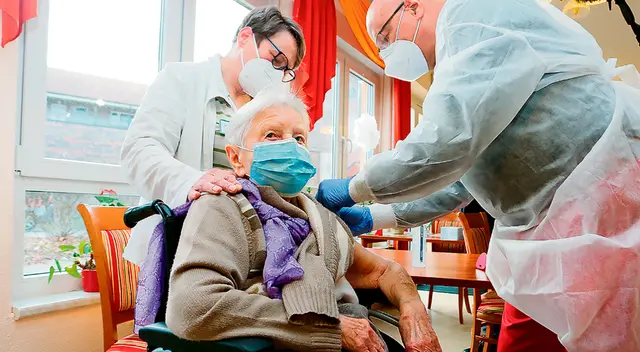 “Las vacunas COVID-19 son altamente efectivas y estos hallazgos del mundo real confirman los beneficios observados en los ensayos clínicos”, indicó Rochelle Walensky, directora de CDC.