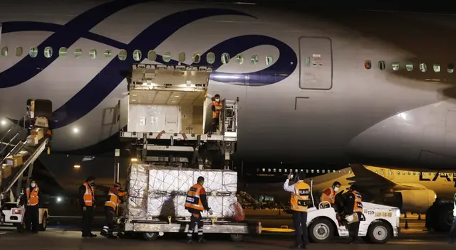 Nuevo lote de vacunas arribó en Perú para continuar con campaña de vacunación a adultos mayores.