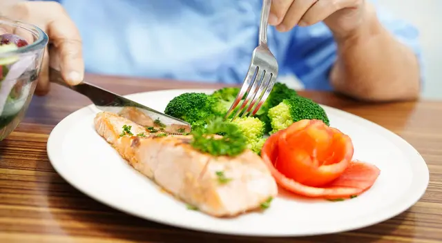 Conoce todo lo que debes saber sobre la alimentación para después de los 60 años.