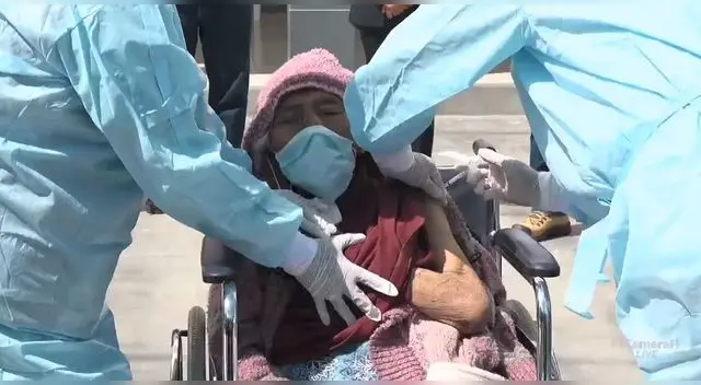 Teresa Gutiérrez de 103 años recibió su primera dosis de vacuna contra el coronavirus: Foto: captura video Teresa Gutiérrez de 103 años recibió su primera dosis de vacuna contra el coronavirus: Foto: captura video