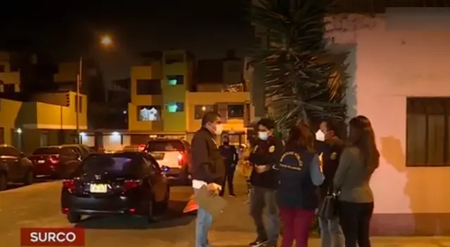 Peritos de criminalística y agentes de homicidios realizaron pruebas de luminol en la casa donde se cometió feminicidio