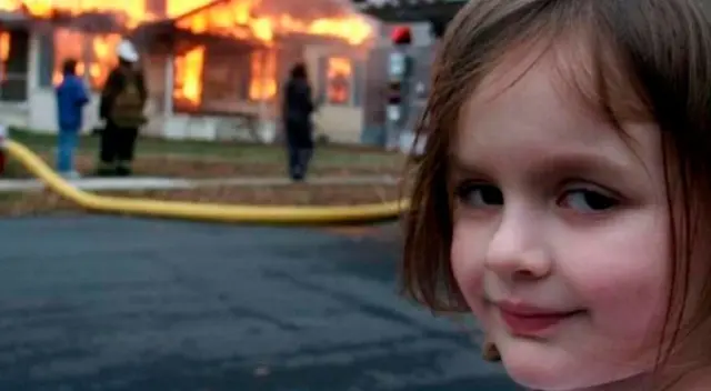 Venden la fotografía original del meme de la niña en un incendio a medio millón de dólares. Venden la fotografía original del meme de la niña en un incendio a medio millón de dólares.