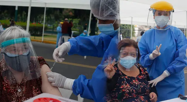Vacunación a adultos mayores de 70 años en el Campo de Marte.