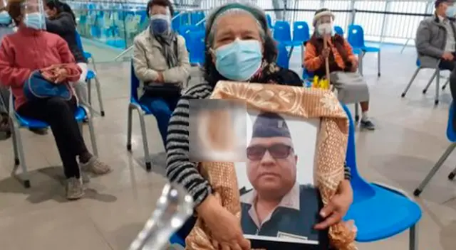 Mujer acude a vacunarse con la foto de su hijo fallecido por COVID-19