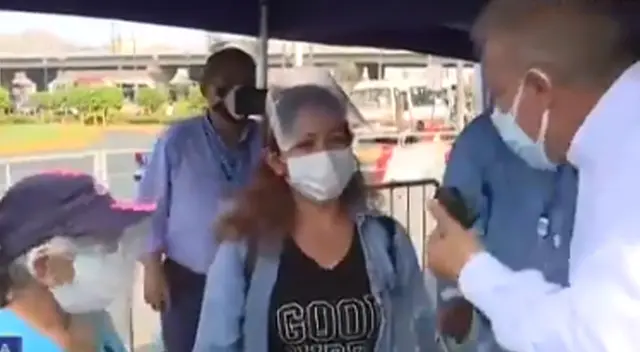 Gunter Rave se convirtió en tendencia luego de ayudar a adulta mayor de 70 años. Tras su insistencia, inmunizaron a la mujer en el vacunatorio de Plaza Norte.