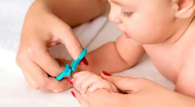 Hazlo después del baño para que sus uñas estén blanditas y no hagas presión. Hazlo después del baño para que sus uñas estén blanditas y no hagas presión.