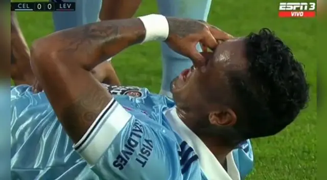 Renato Tapia trata de cortar un balón y sale lesionado. Renato Tapia trata de cortar un balón y sale lesionado.