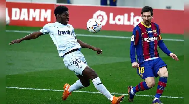 Barcelona con Messi ante el Valencia por la Liga española.