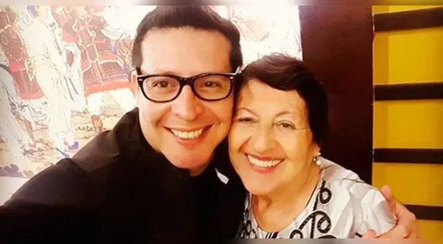 Carloncho feliz de que su madre recibió la vacuna.