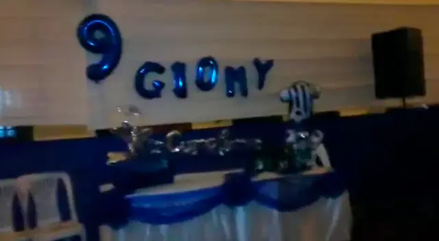 Tras ser descubiertos por la policía, los infractores lanzaron botellas a los agentes. Tras ser descubiertos por la policía, los infractores lanzaron botellas a los agentes.