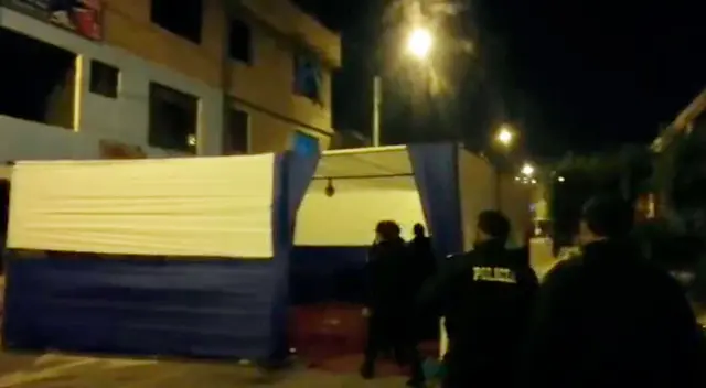 Tras ser descubiertos por la policía, los infractores lanzaron botellas a los agentes. Tras ser descubiertos por la policía, los infractores lanzaron botellas a los agentes.