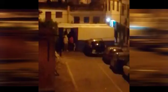 Tras ser descubiertos por la policía, los infractores lanzaron botellas a los agentes. Tras ser descubiertos por la policía, los infractores lanzaron botellas a los agentes.