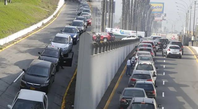 Caos y aglomeración para ingresar a vacunatorio del Jockey Plaza.