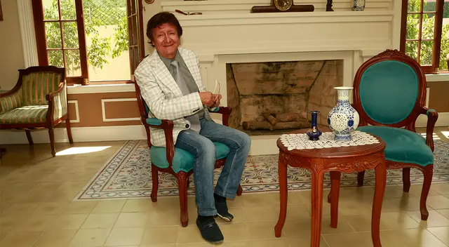 Adolfo Chuiman feliz de haberse vacunado.