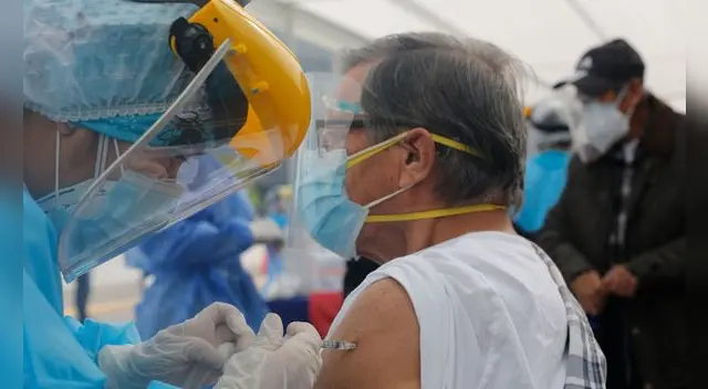 Los adultos mayores de 70 años podrán acudir a su centro de vacunación durante los domingos de inmovilización social. Los adultos mayores de 70 años podrán acudir a su centro de vacunación durante los domingos de inmovilización social.