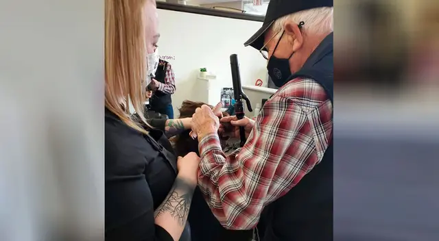 El anciano aprendió a rizar el cabello para su esposa.