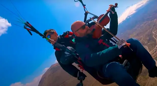 El hombre sorprendió a todos al tocar su violín en las alturas. El hombre sorprendió a todos al tocar su violín en las alturas.