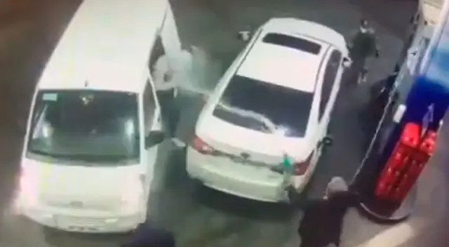 Hombre echó gasolina a los ladrones Hombre echó gasolina a los ladrones