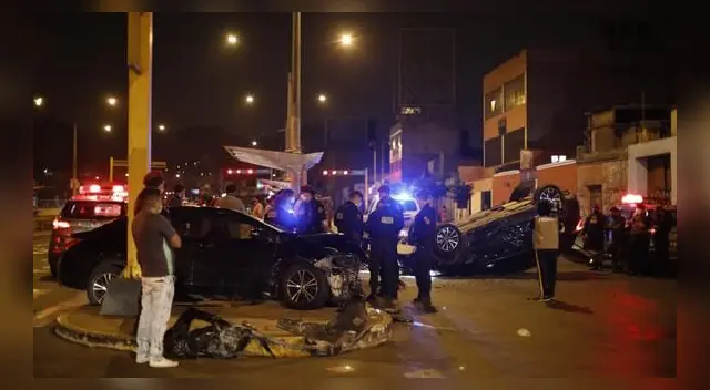 Jóvenes chocaron su auto contra camioneta que terminaron por volcarlo. Jóvenes chocaron su auto contra camioneta que terminaron por volcarlo.