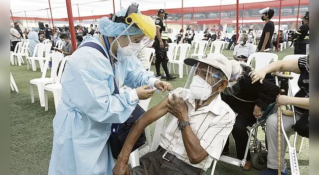 La vacunación a adultos mayores de 70 años demoró en iniciar en el complejo deportivo Ollantaytambo.