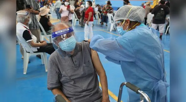 Expertos afirman que decesos de adultos mayores se redujo tras la vacunación contra el coronavirus.