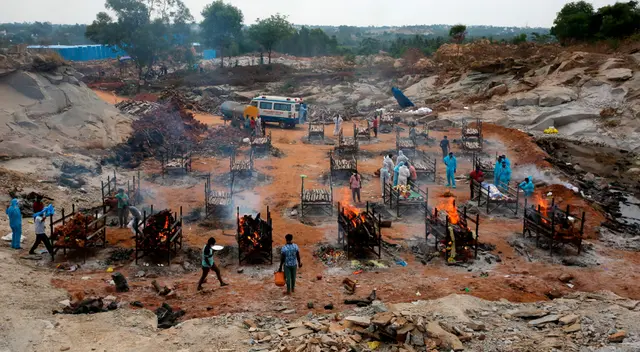 Muertos por covid-19 son cremados en espacios abiertos.
