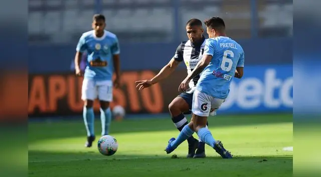 Pretell lucha el balón con Ballón, en la victoria de Cristal 2-1 al Alianza Pretell lucha el balón con Ballón, en la victoria de Cristal 2-1 al Alianza