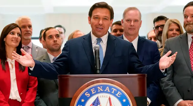 DeSantis es uno de los gobernadores que se ha apresurado en eliminar los protocolos de seguridad contra el coronavirus. DeSantis es uno de los gobernadores que se ha apresurado en eliminar los protocolos de seguridad contra el coronavirus.