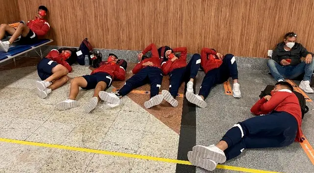 Plantel argentino se acomodó en el suelo para descansar tras quedar varado. Plantel argentino se acomodó en el suelo para descansar tras quedar varado.