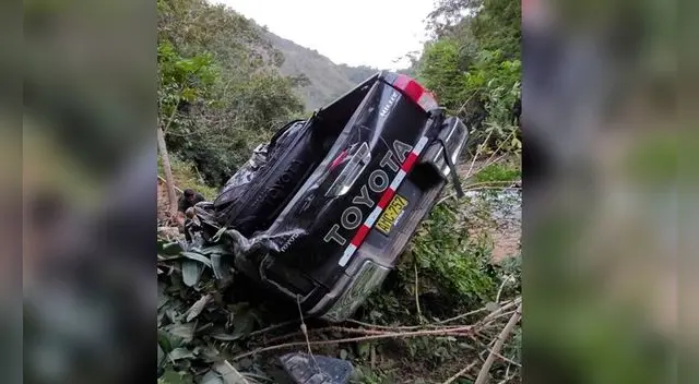 Vehículo cayó a precipicio de casi 100 metros de profundidad. Vehículo cayó a precipicio de casi 100 metros de profundidad.