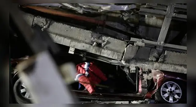 México: conductor sobrevive de milagro luego que estructura del Metro de CDMX cayera sobre su vehículo.