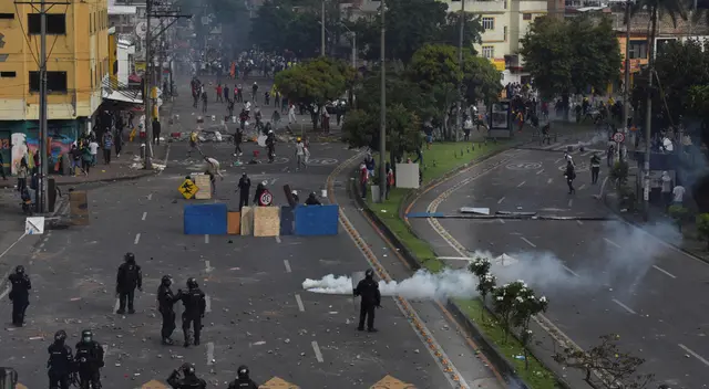 Manifestantes se enfrentan con la policía en Cali. Manifestantes se enfrentan con la policía en Cali.