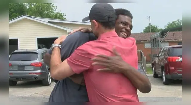 Empresario cambia la vida de un hombre sin hogar que encontró durmiendo afuera de su negocio.