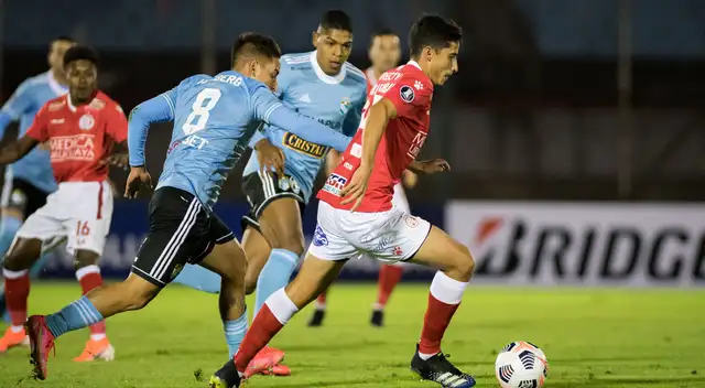Rentistas y Sporting Cristal no se hicieron nada en el Estadio Centenario de Montevideo.