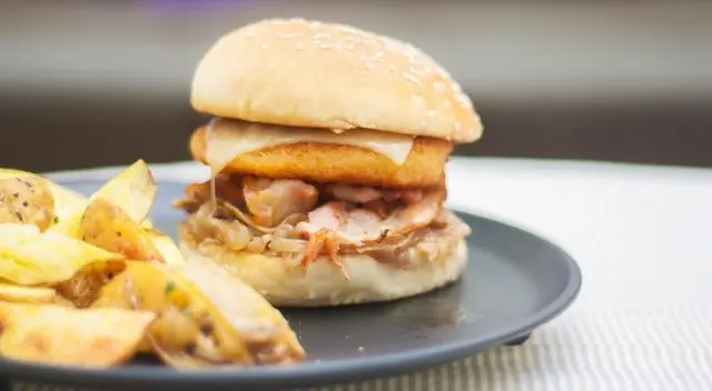 La congelación de alimentos lo conserva desde el momento en que se prepara hasta el momento en que se consume