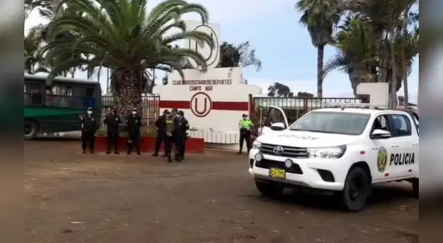 Universitario: equipo entrena con resguardo policial ante temor de una nueva invasión de barristas.