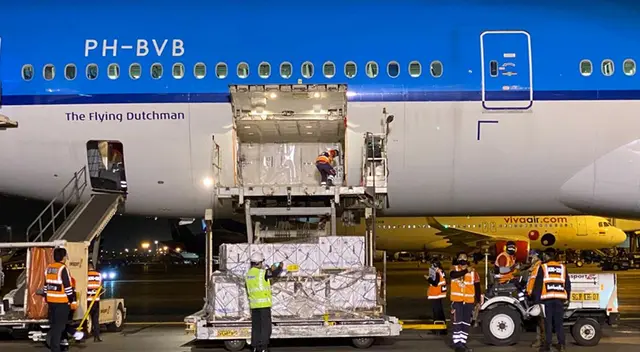 Llegó nuevo lote de vacunas contra el coronavirus al Perú. Ministro de Trabajo recibió el cargamento.