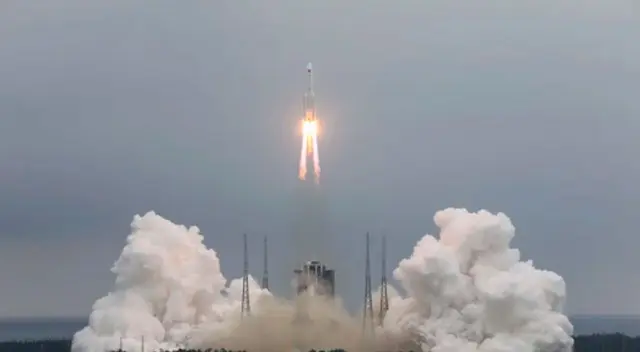 Expertos temen que sus restos impacten en una zona habitada. Expertos temen que sus restos impacten en una zona habitada.