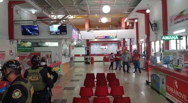 PNP llegó hasta la empresa de transportes para clausurarla. Pruebas falsas eran vendidas a pasajeros. PNP llegó hasta la empresa de transportes para clausurarla. Pruebas falsas eran vendidas a pasajeros.