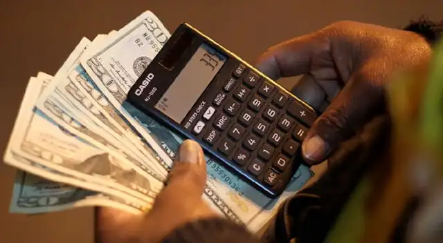 Conoce aquí el precio de la moneda estadounidense en el mercado paralelo y las entidades bancarias.