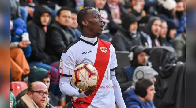 Luis advincula  llegó alentar a las jugadoras del fútbol femenino de Rayo.