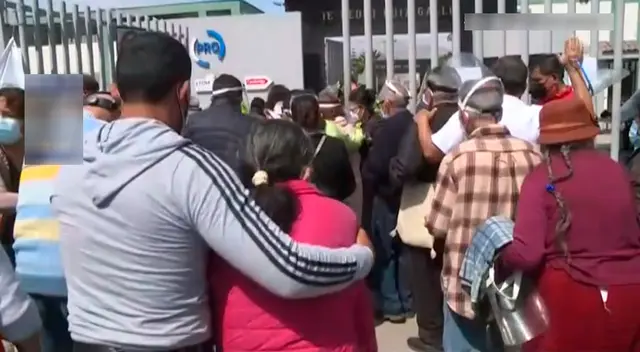 Aglomeración y caos de adultos mayores para vacunarse contra la COVID-19 en Chorrillos