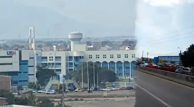 Aglomeración de autos en Chiclayo generó indignación de adultos mayores que esperaban vacunarse.