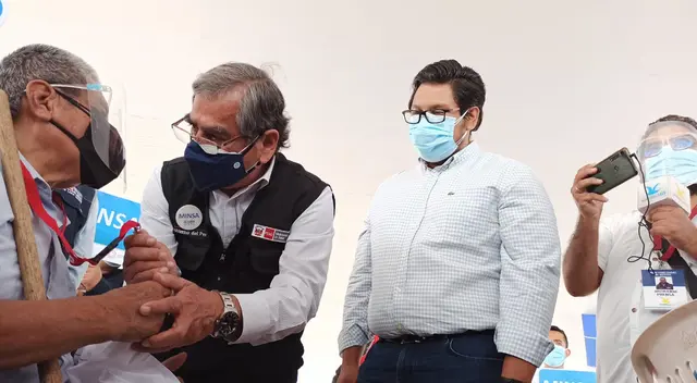 Ministro Óscar Ugarte también precisó que las personas con hemodiálisis serán inmunizadas desde el miércoles 12 de mayo. Ministro Óscar Ugarte también precisó que las personas con hemodiálisis serán inmunizadas desde el miércoles 12 de mayo.