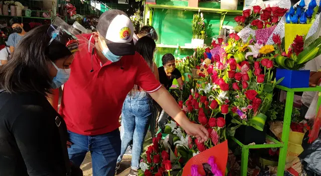 Flores han incrementado su precio debido al Día de la Madre. Decenas de ciudadanos se dieron cita en el Mercado de Flores para adquirir los arreglos. Flores han incrementado su precio debido al Día de la Madre. Decenas de ciudadanos se dieron cita en el Mercado de Flores para adquirir los arreglos.
