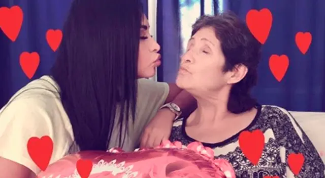 Pamela Franco saluda su madre por su día.