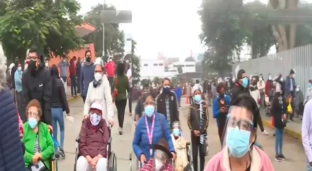 Aglomeración y largas colas en la I.E. Pedro Ruíz Gallo en Chorrillos